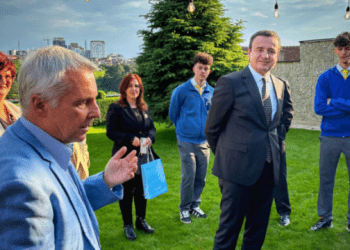 Studentët që fituan garën në gjuhë gjermane ftohen në rezidencë te Ambasadori, Rohde i surprizon me Kurtin