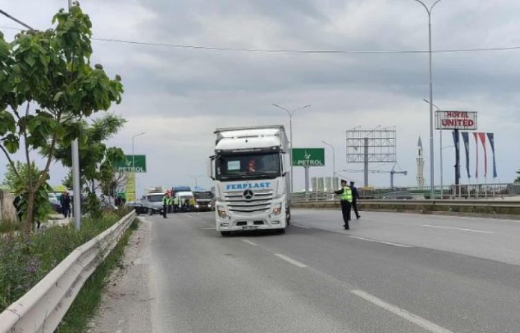 Bllokohen hyrjet kryesore për në Prishtinë