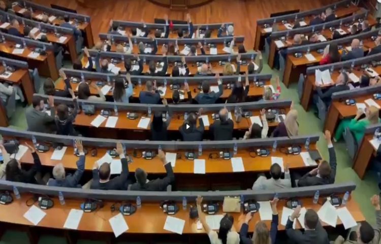 Deputetët mund të dërgojnë komente në Kushtetuese për lëndën e AAK-së