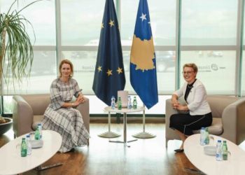 Gërvalla e pret Kallasin në aeroport: Po vjen në një moment jemi më të angazhuar se kurrë në forcimin e institucioneve demokratike