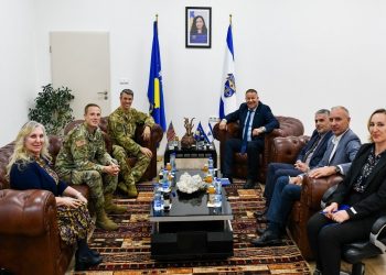 Hoxha informon përfaqësuesit e ambasadës amerikane për situatën e sigurisë