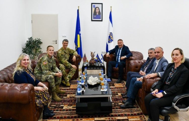 Hoxha informon përfaqësuesit e ambasadës amerikane për situatën e sigurisë