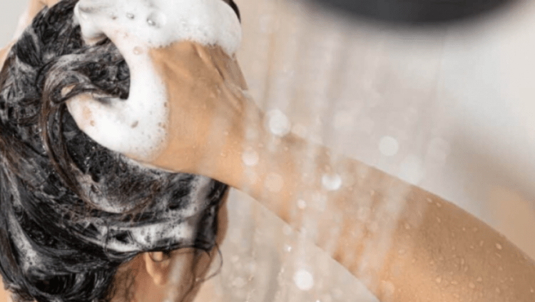 Dushi në mëngjes apo në mbrëmje?