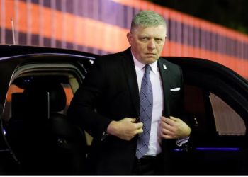 Kryeministri sllovak përqesh përpjekjet e BE-së për ta penguar të marrë pjesë në përkujtimet në Moskë