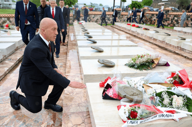 28 vjetori, Ramush Haradinaj përkujton vëllanë e tij, Luanin