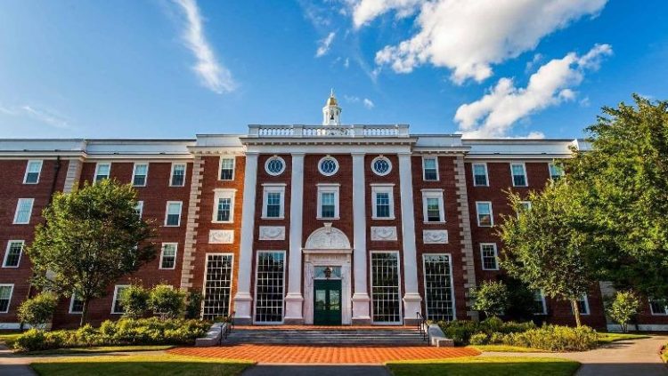 Harvard, dyert e mbyllura për studentët e huaj! Masa e re shtrënguese e Trump kundër universitetit: Duhet të largohen menjëherë