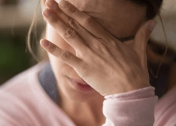 Si të lehtësoni dhimbjen e kokës? Mënyra të thjeshta dhe natyrale