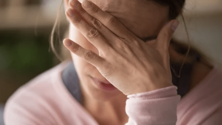 Si të lehtësoni dhimbjen e kokës? Mënyra të thjeshta dhe natyrale