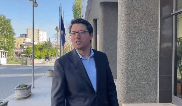 Hekuran Murati arrin në Kuvend: Uroj të ndryshojë qëndrim opozita për ta zhbllokuar procesin