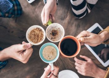 Kafe e ftohtë apo e nxehtë: Çfarë ndikimi ka në shëndetin tënd?