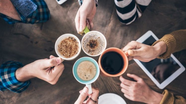 Kafe e ftohtë apo e nxehtë: Çfarë ndikimi ka në shëndetin tënd?