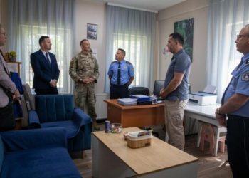 Kamenicë: Ushtarët amerikanë të KFOR-it ndihmojnë vik*timat e dhu*nës në familje