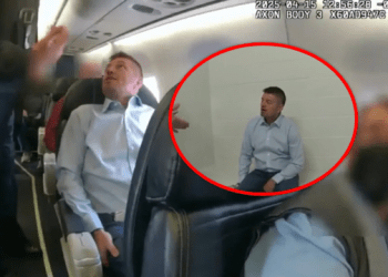 ‘Është në çantë’, ‘e harrova’, kosovari hyri me ar*më në aeroplan, momenti kur policia e Çikagos e arr*eston (Video)