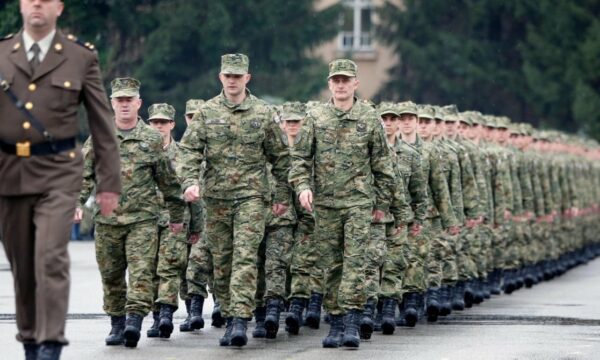 Ministria e Mbrojtjes kroate dërgon ftesa për regjistrim në evidencën ushtarake, prindërit e të rinjve shprehin shqetësim