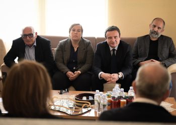 Kryeministri Kurti vizitoi familjen e Komandant Drinit në 25- vjetorin e vr*asjes së tij