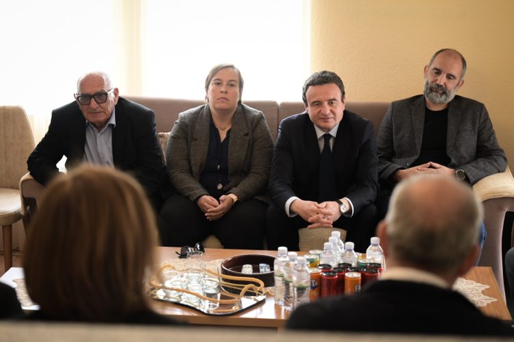 Kryeministri Kurti vizitoi familjen e Komandant Drinit në 25- vjetorin e vr*asjes së tij
