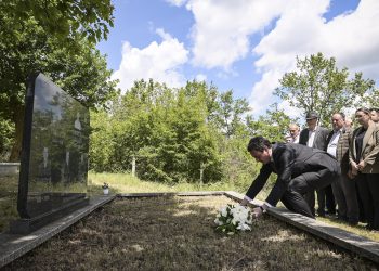 Kryeministri Kurti bëri homazhe në nderim të dëshmorit Shemsi Vrellaku dhe martirëve Hamëz, Hysni, Sami dhe Avni Vrellaku