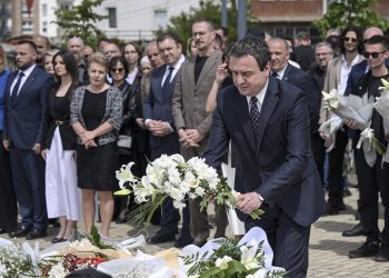 Kryeministri Kurti bën homazhe te varret e heronjve të kombit Ilir Konushevci dhe Dr. Hazir Malaj