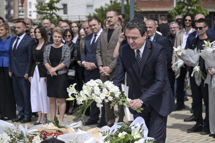 Kryeministri Kurti bën homazhe te varret e heronjve të kombit Ilir Konushevci dhe Dr. Hazir Malaj