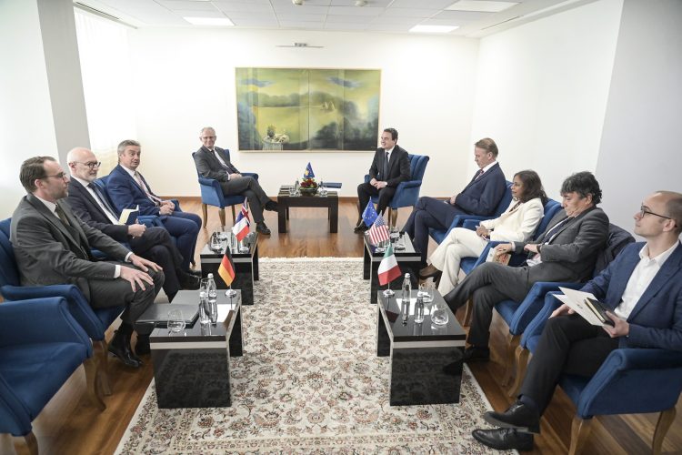 Kryeministri Kurti takoi ambasadorët e shteteve të QUINT-it dhe Shefin e Zyrës së Bashkimit Evropian në Kosovë
