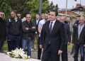 Kryeministri Kurti bëri homazhe pranë va*rrit të dëshmorit Agron Rrahmani në 27-vjetorin e rënies së tij