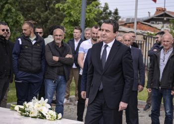 Kryeministri Kurti bëri homazhe pranë va*rrit të dëshmorit Agron Rrahmani në 27-vjetorin e rënies së tij