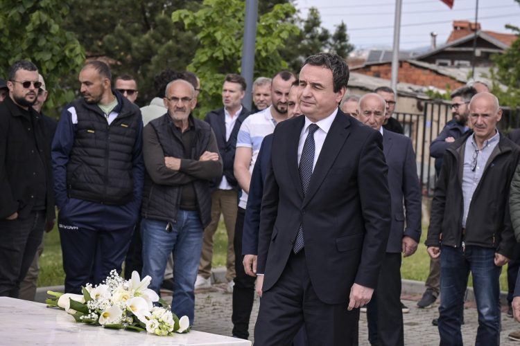 Kryeministri Kurti bëri homazhe pranë va*rrit të dëshmorit Agron Rrahmani në 27-vjetorin e rënies së tij