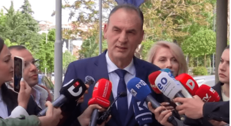 “Para 2 muajsh u linçova kur thashë se duhet të ulemi të gjithë”, Limaj: S’kam ftesë ende nga Presidentja