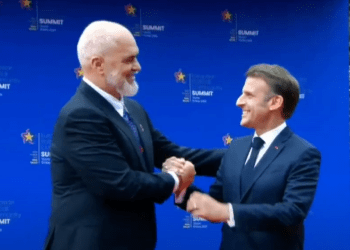 Samiti i Komunitetit Politik, Macron mbërrin i fundit! Pritja e ngrohtë nga kryeministri Rama