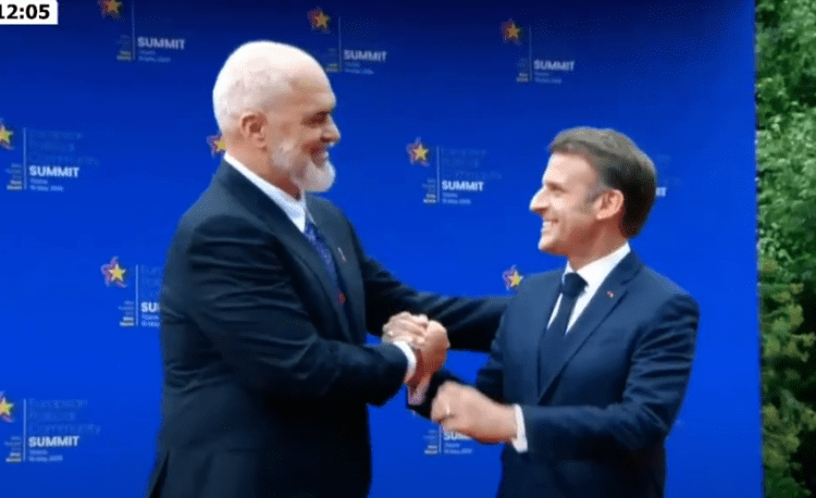 Samiti i Komunitetit Politik, Macron mbërrin i fundit! Pritja e ngrohtë nga kryeministri Rama