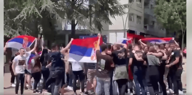 Manifestimi i maturantëve në Mitrovicën e Veriut, Sveçla: Disa pjesëmarrës i provokuan qytetarët me tre gishta dhe thirrje shoveniste