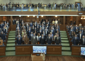 Seanca nisi me një minutë heshtje për nder të Tahir dhe Nebih Mehës