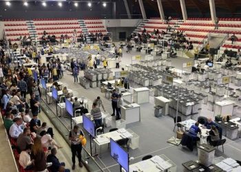 Vazhdon numërimi i votave në Shqipëri, kryeson PS