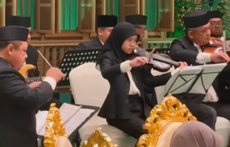 Orkestra mbretërore e Bruneit respekton Kosovën, performon ‘Mora fjalë’ (Video)
