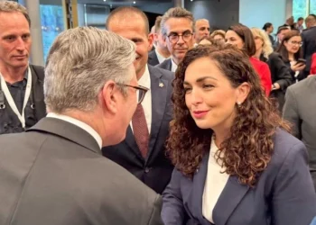 Presidentja Osmani: Kosova, e hapur të diskutojë me Britaninë për pranimin e migrantëve të refuzuar