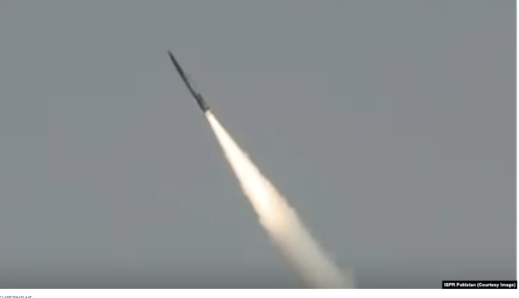 Pakistani teston një raketë balistike në mes të tensioneve me Indinë