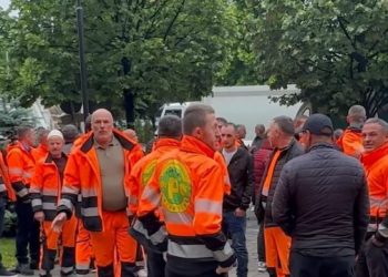 Sindikalistët e `Pastrimit` po e vazhdojnë grevën