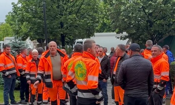 Sindikalistët e `Pastrimit` po e vazhdojnë grevën