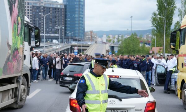 Protesta e bizneseve, pamje nga bllokimi i hyrjes në Prishtinë nga Fushë Kosova