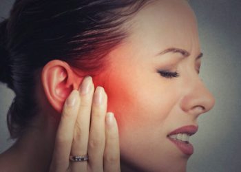 Pulsimi i veshëve, përse ndodh dhe si ta largoni