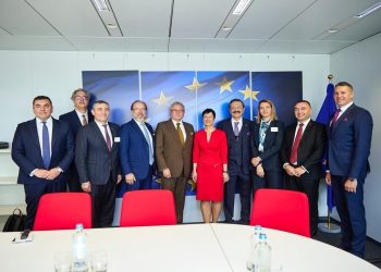 Rafuna takon komisioneren Kos, temë edhe masat e BE-së ndaj Kosovës