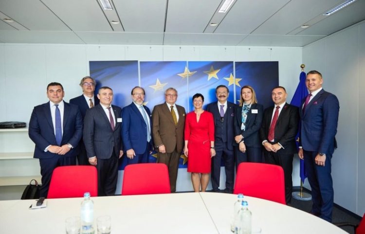 Rafuna takon komisioneren Kos, temë edhe masat e BE-së ndaj Kosovës