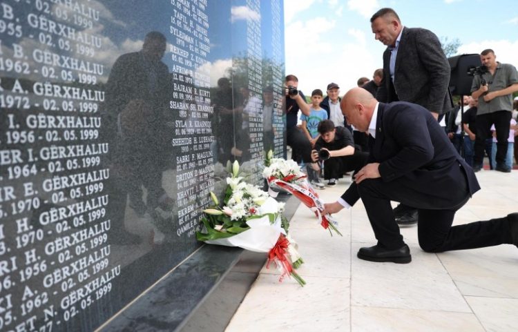 Haradinaj përkujton mar*tirët e Studimes: Nuk ndalemi së kërkuari drejtësi