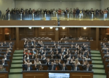 S’kalon komisioni i propozuar për të mundësuar votim të fshehtë për kryeparlamentarin, ndërpritet seanca