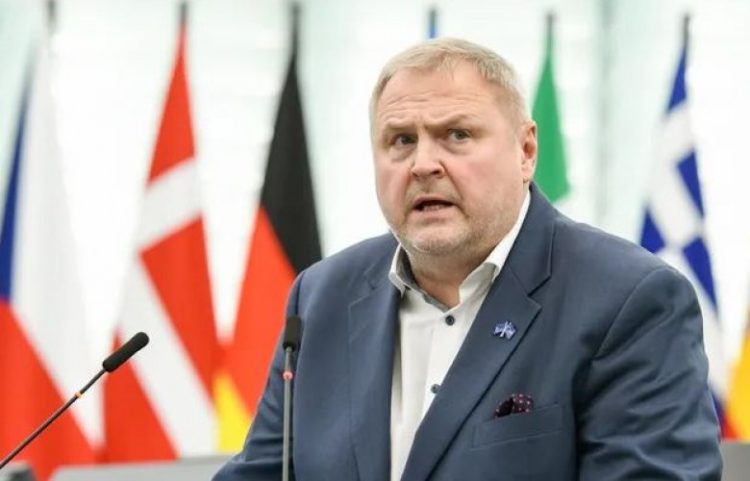 Eurodeputeti Terras kritikon ashpër Costën për vizitën në Beograd