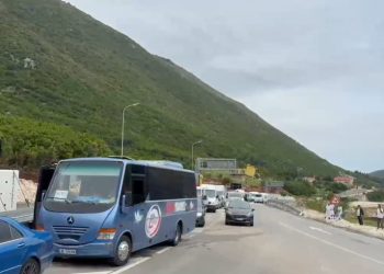Hapet zyrtarisht tuneli i Llogarasë, fluks i lartë automjetesh në hyrje të tij