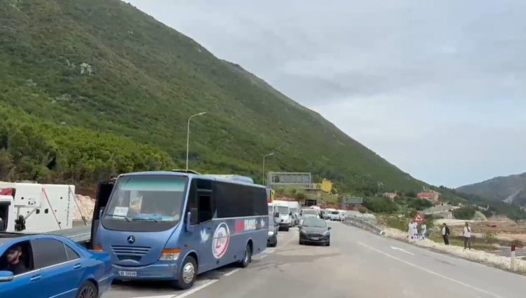 Hapet zyrtarisht tuneli i Llogarasë, fluks i lartë automjetesh në hyrje të tij