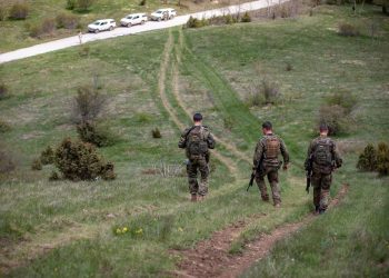 Ushtarët amerikanë dhe gjermanë patrullojnë përgjatë kufijve të Kosovës