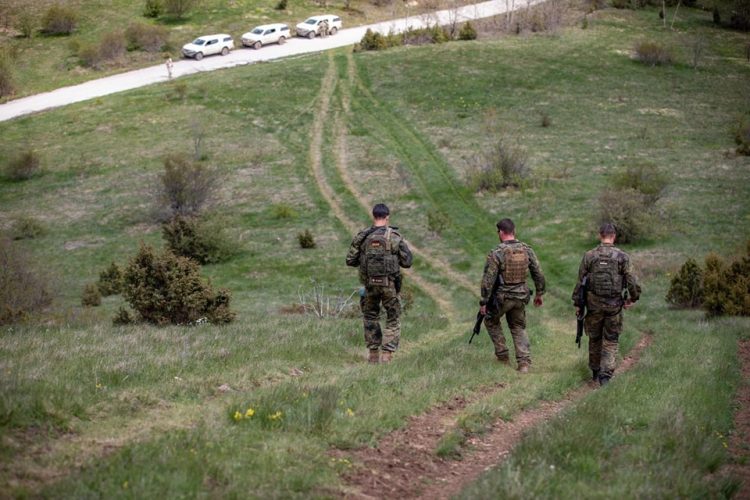 Ushtarët amerikanë dhe gjermanë patrullojnë përgjatë kufijve të Kosovës