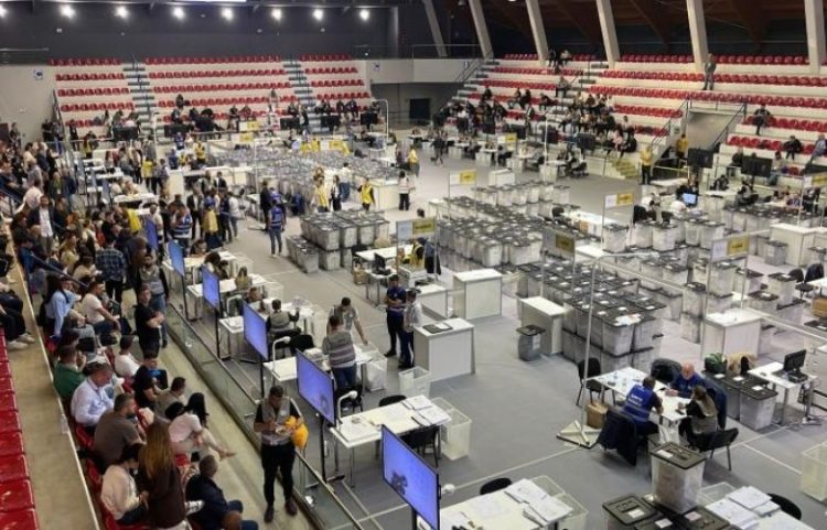 Vazhdon numërimi i votave në Shqipëri, kryeson PS